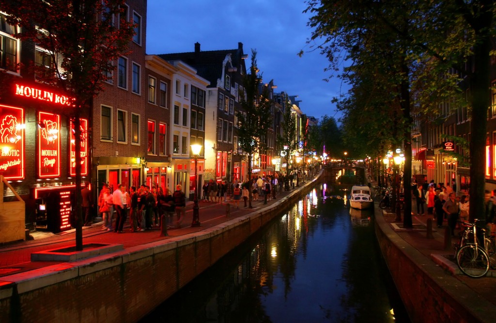 Red-Light-District-at-evening-in-Amsterdam-Holland