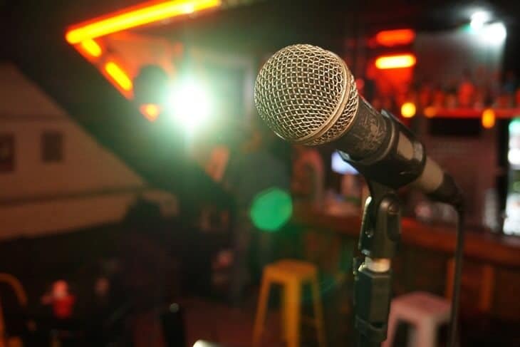Mikrofon na bini za stand up nastup