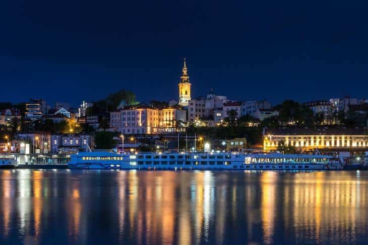 Pogled na beograd noću, sa reke