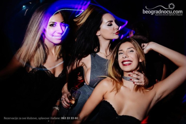 Tri devojke na žurci u klubu Brankow