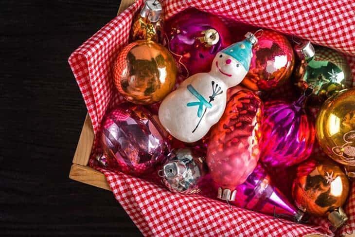 Ukrasi za novogodišnju jelku u drvenoj kutiji sa roze prekrivačem