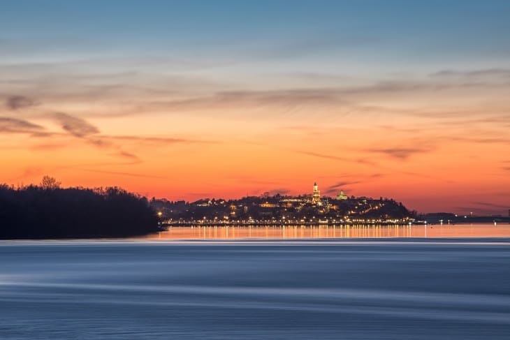 Pogled na zalazak sunca sa reke