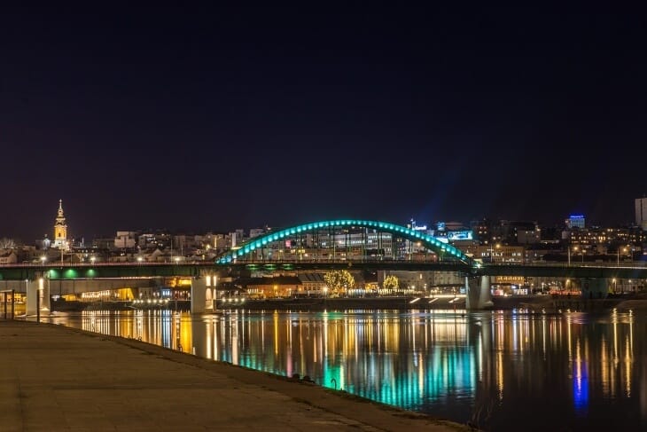 Pogled na Brankov most noću u Beogradu