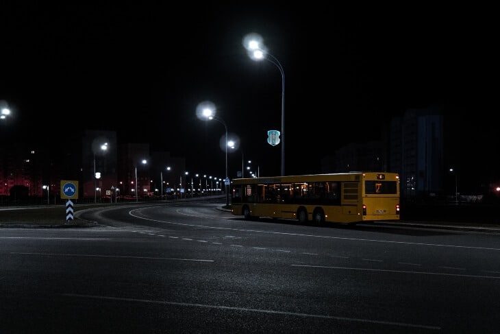 Pogled na autobus gradskog prevoza noću