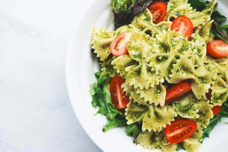 Italijanska pasta na belom tanjiru