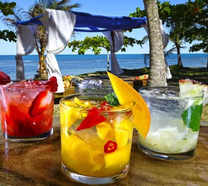 Različiti kokteli, uživanje na plaži uz alkoholna pića