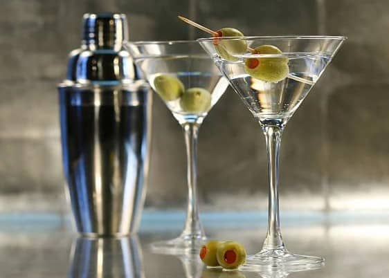 Martini u čašama i šejker