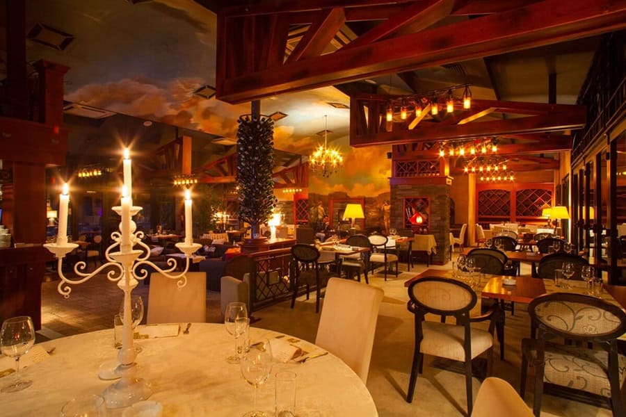 Restoran splav Amphora doček Nove godine 2026 Beograd stolovi i stolice namesteni za veceru